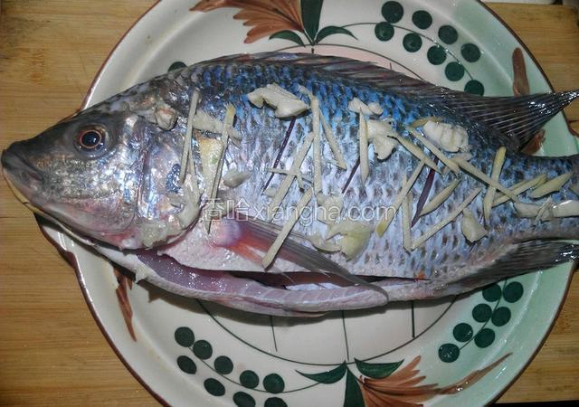 放料酒、姜、蒜(放些在鱼肚里、好去腥)、