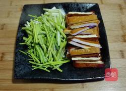 蒜苗炒香干的做法图解1