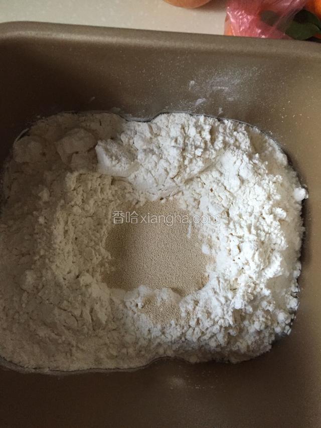 面粉，水，糖，盐，酵母先液体后面粉，投入面包机。