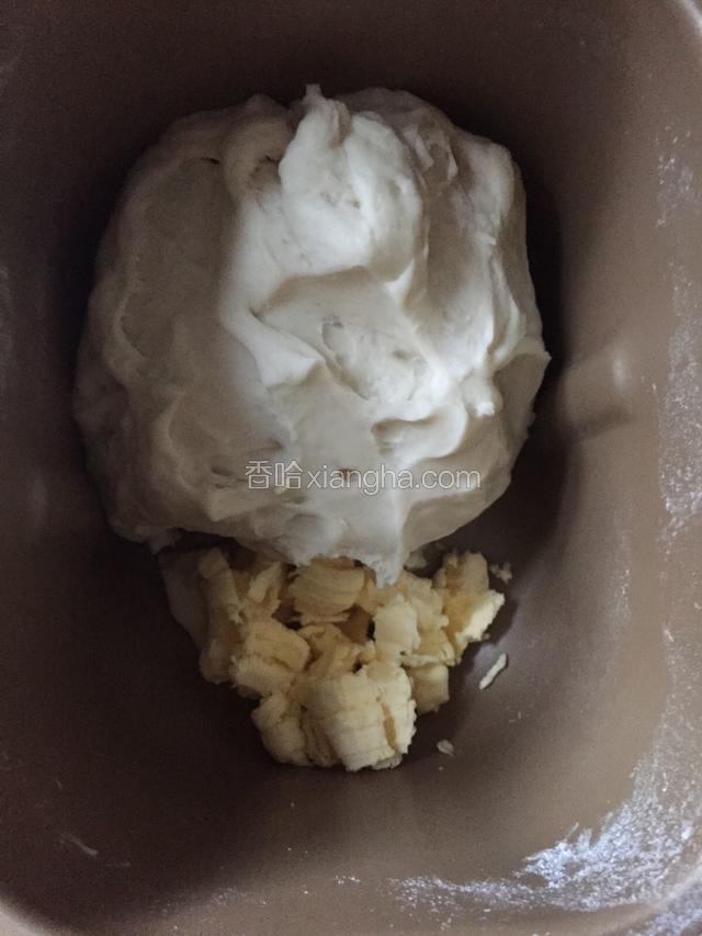 启动一次揉面模式加入黄油。