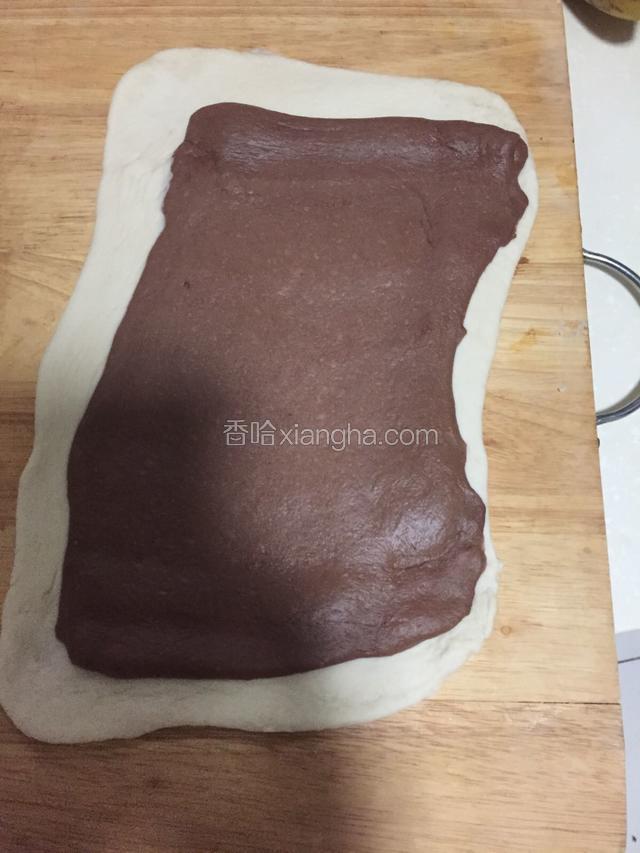 分别擀成长方形叠在一起。