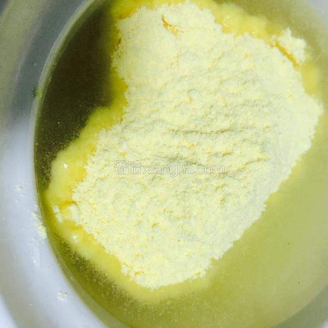 将玉米粉倒入水中搅拌均匀备用