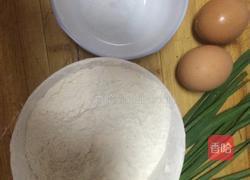 蒜苗鸡蛋摊饼的做法图解1