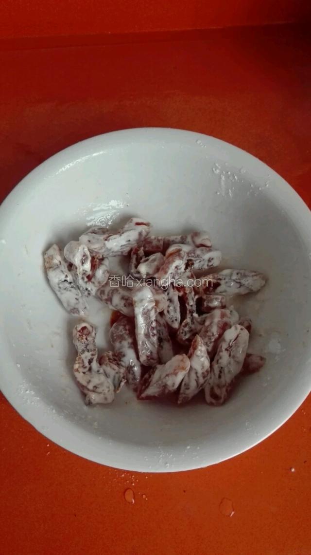 把切好的柿饼放入汤碗加一点点水，并放入淀粉拌匀