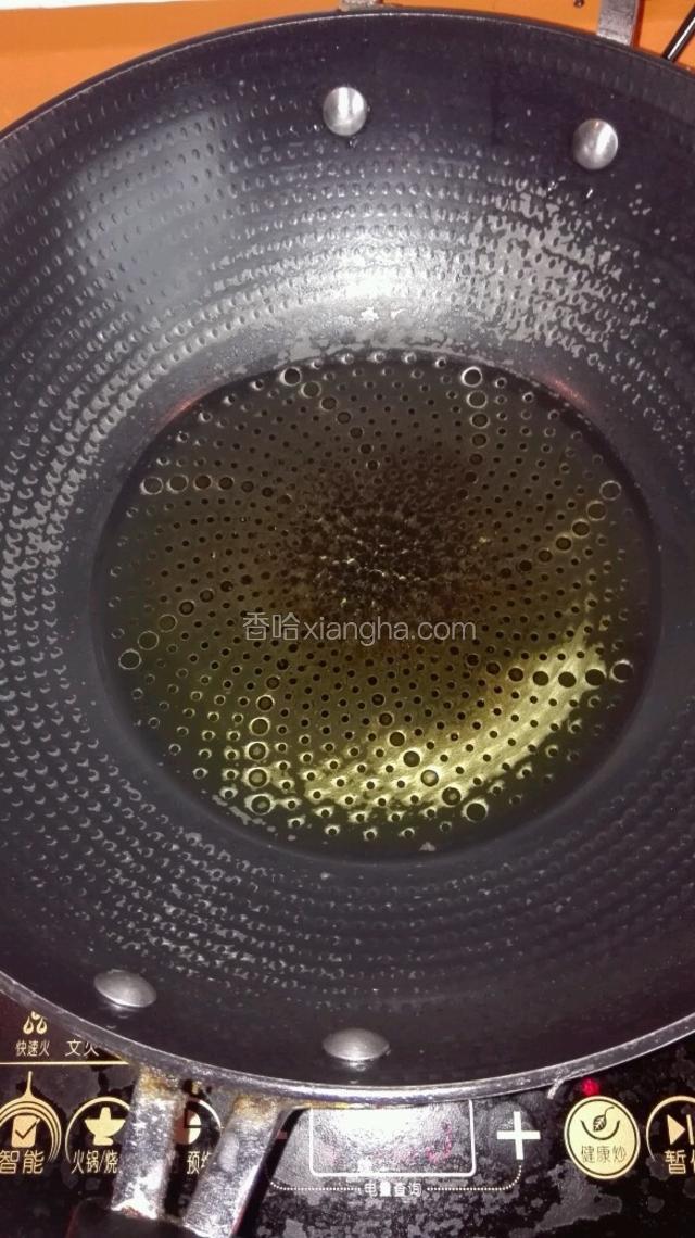 锅内倒入适量花生油烧至六成热