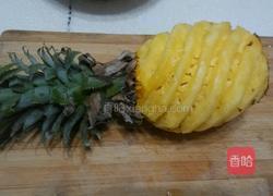 菠萝色拉酱草莓甜点的做法图解1