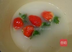 菠萝色拉酱草莓甜点的做法图解2