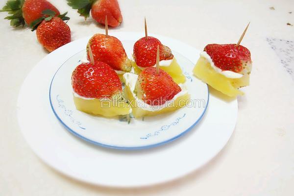 菠萝色拉酱草莓甜点