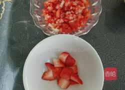 草莓果粒牛奶的做法图解3