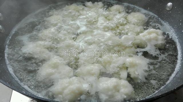 锅中烧开水后放入花菜，煮约五分钟。