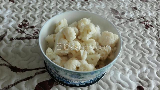 时间到后，将花菜沥干水放入碗中，以备待用。