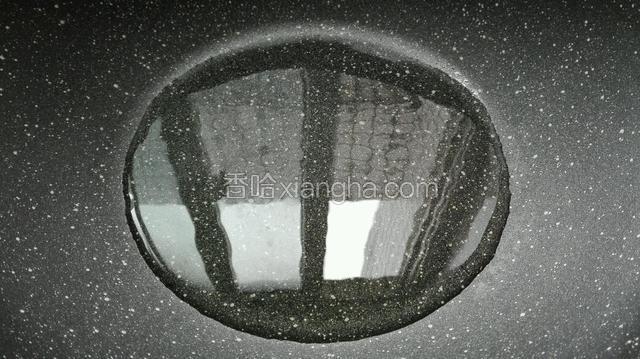锅中倒入适量植物油，将其烧热。
