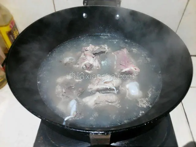 猪骨焯水(飞水)