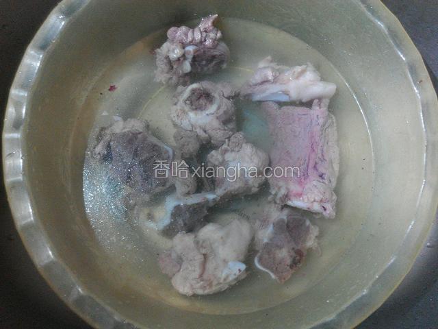 猪骨过冷水、清洗干净