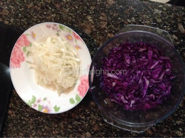 萝卜丝放少许盐腌制十五分钟，紫甘蓝也一样处理。