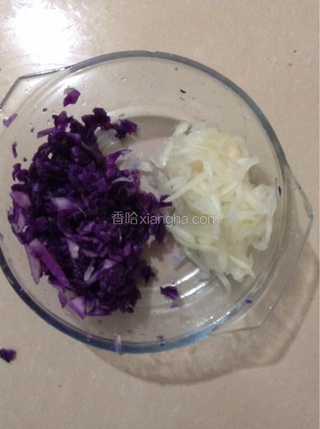 将腌制好的萝卜丝和紫甘蓝丝挤干水分。