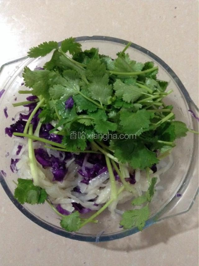 加入香菜，放入白糖醋香油，这里就不需要加盐了，因为腌制的时候已经放盐了。