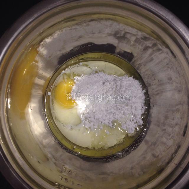 玉米油，鸡蛋，糖，全部倒入一个容器中，用手动打蛋器搅拌均匀