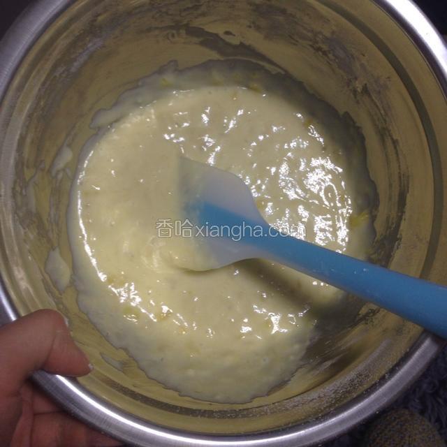 用刮刀拌匀到无散面粉
