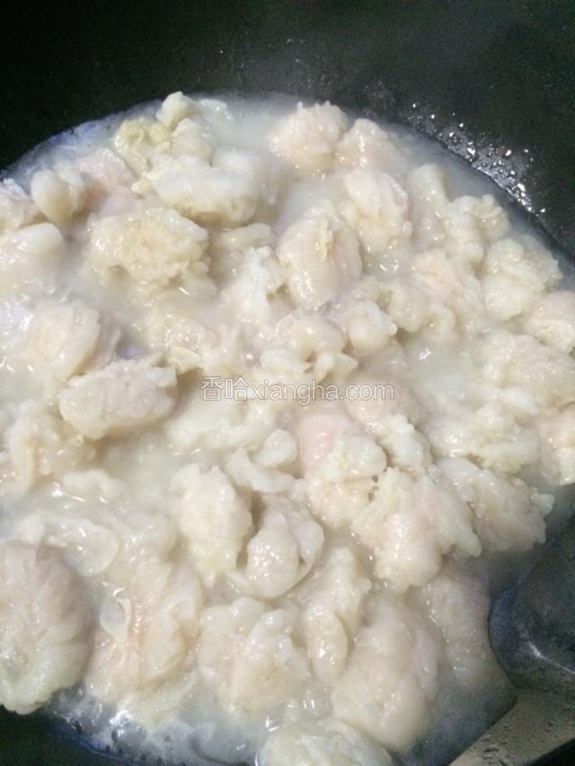 开大火煮，不时用锅铲炒动，不要粘锅