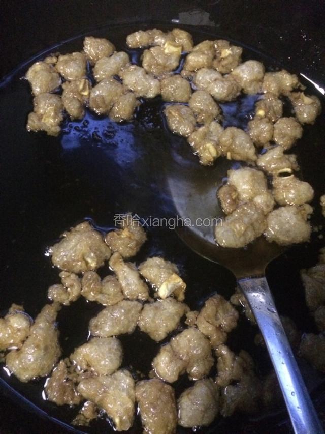 熬到油渣有的微黄即可关火，用铲子捞出油渣