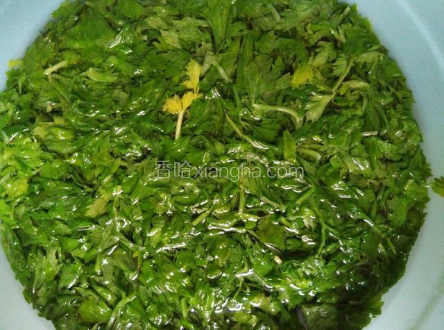 芹菜叶沸水汤一下捞出，凉水冰一下！