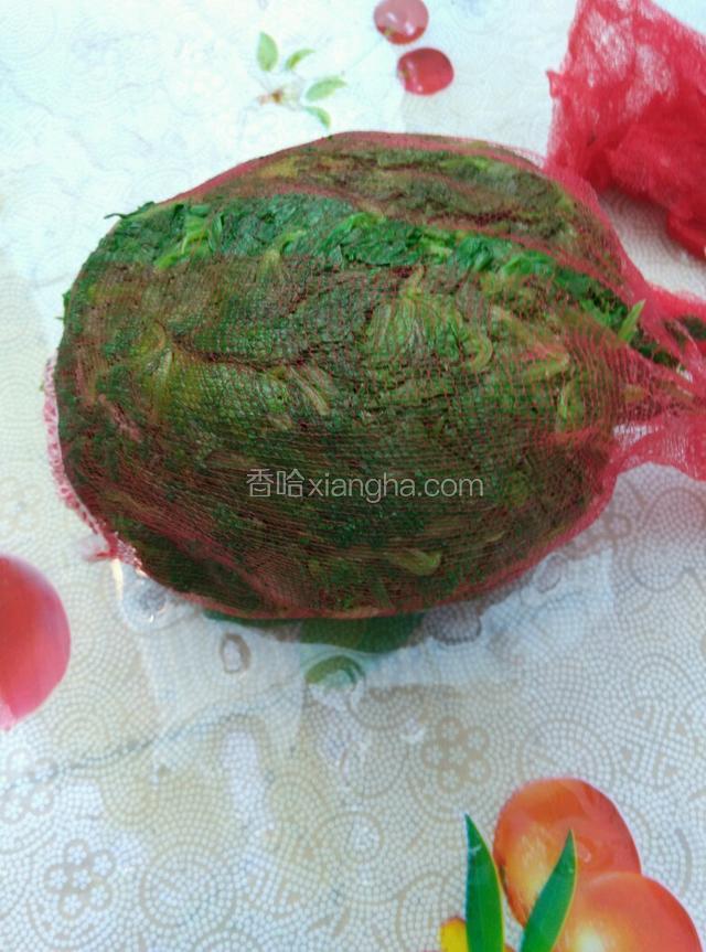 绰好的芹菜叶装进网袋，用手挤压除去水分！