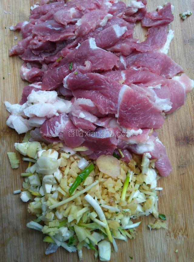猪肉先切片，葱姜蒜先切小块！