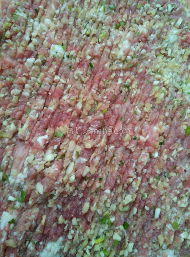 切好的肉片和葱姜蒜一起剁碎。