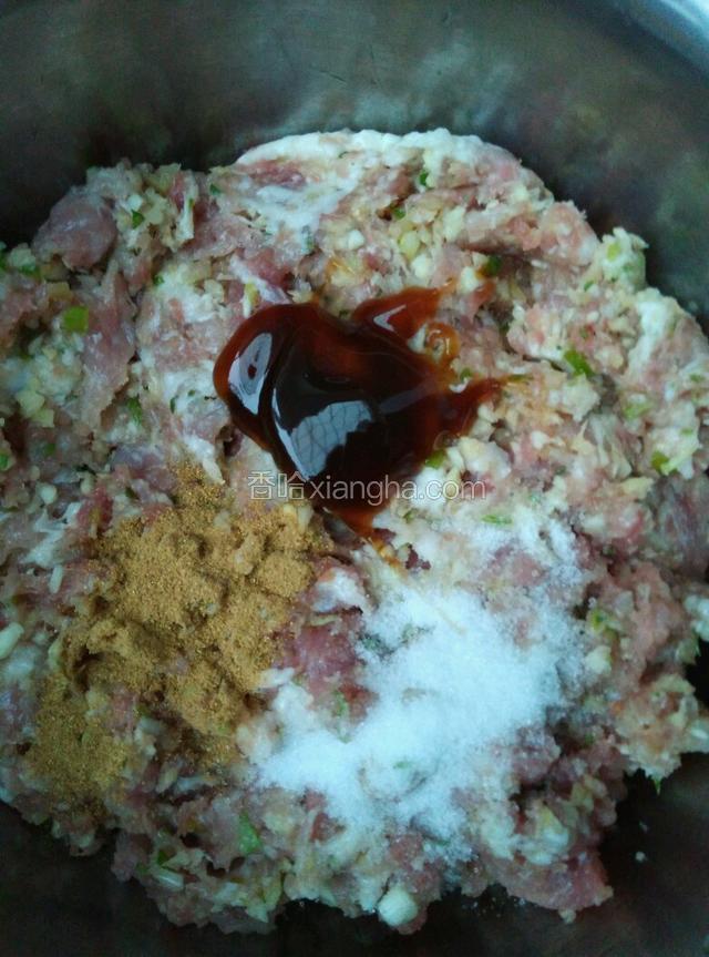 剁好的肉馅加10克鲜味耗油，10克食盐，10克十三香搅拌均匀。