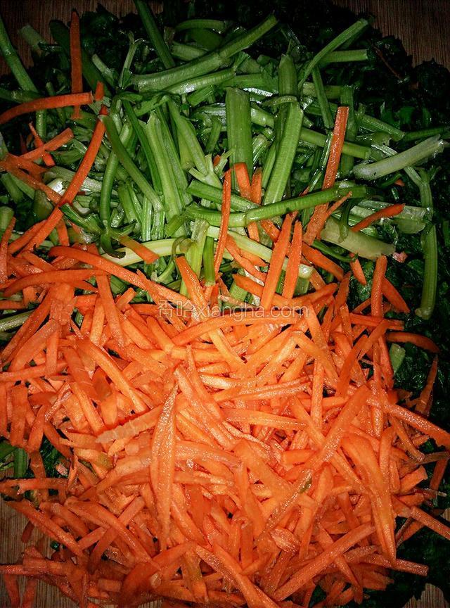 芹菜叶和嫩芹菜，红萝卜丝一起剁碎。