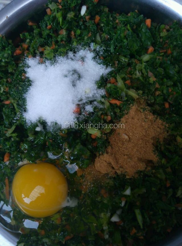第七步的食材剁碎以后，加入食盐20克，十三香10克，鸡蛋一个，搅拌均匀。