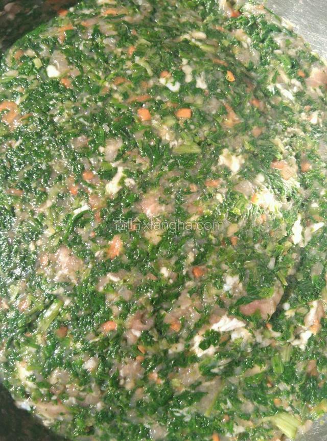 把肉馅和菜馅全部搅拌在一起，饺子馅就做好了！