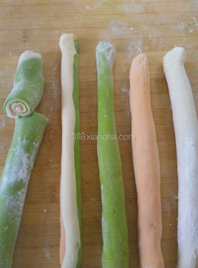 第一种:三种颜色擀成长面片卷起来，第二种:三种颜色各搓成条粘在一起，三种颜色各搓成单一色条状。自己可以随意搭配颜色！