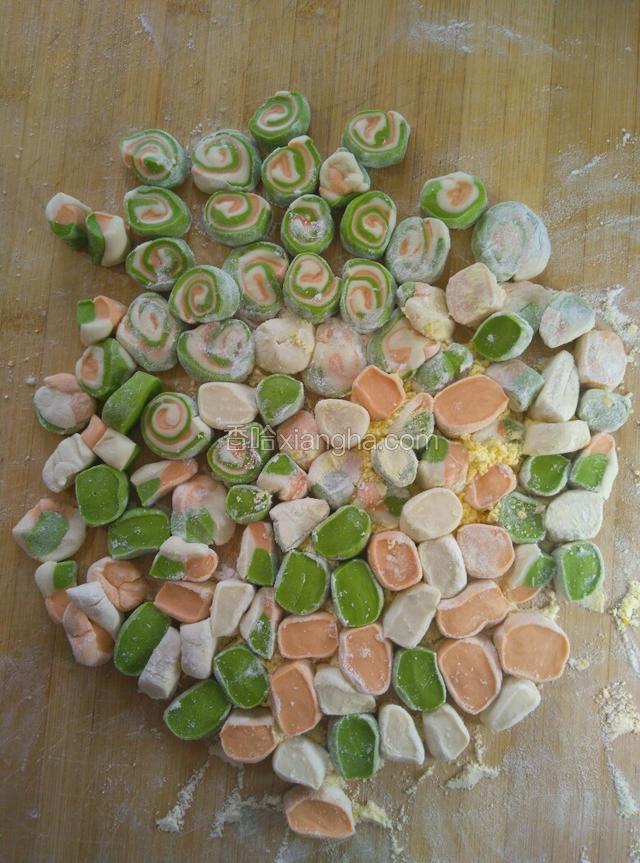 把搓好的面条撒上玉米面（防止粘在一起），切成均匀的圈圈！