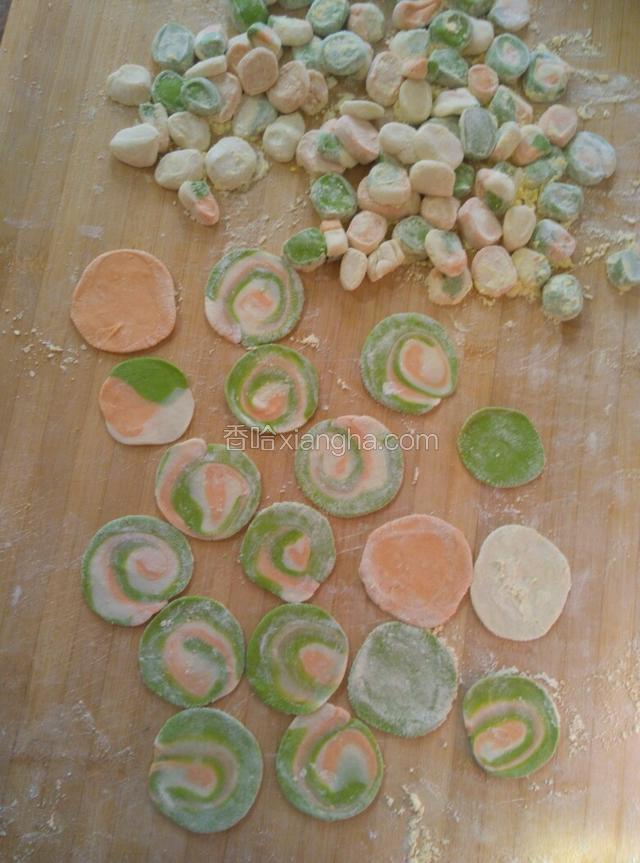 用手心把面圈压扁，擀成圆面叶。