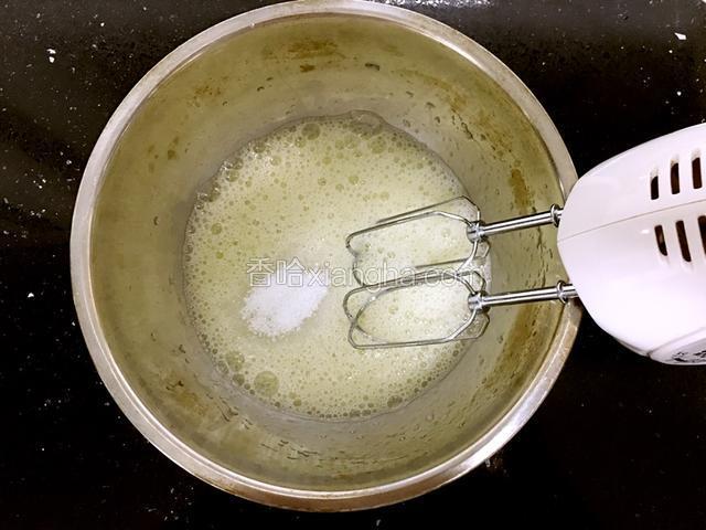 用电动打蛋器打至鱼眼状时，加入20克的糖，继续高速打发。