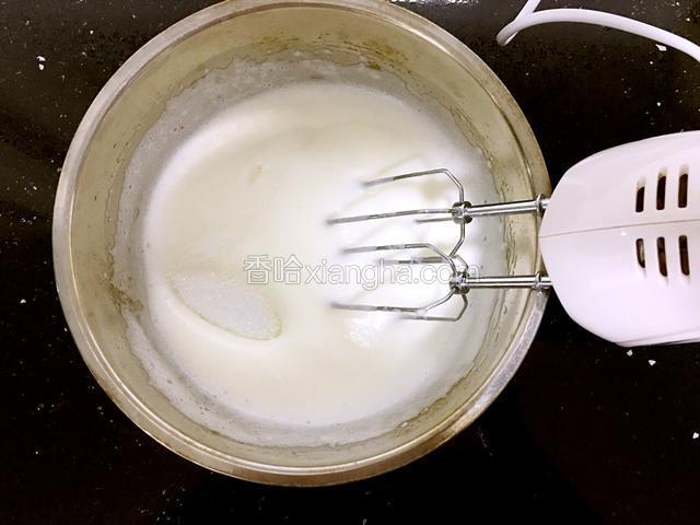打发至蛋白有纹路，不易消失时，再加入最后的20克砂糖。