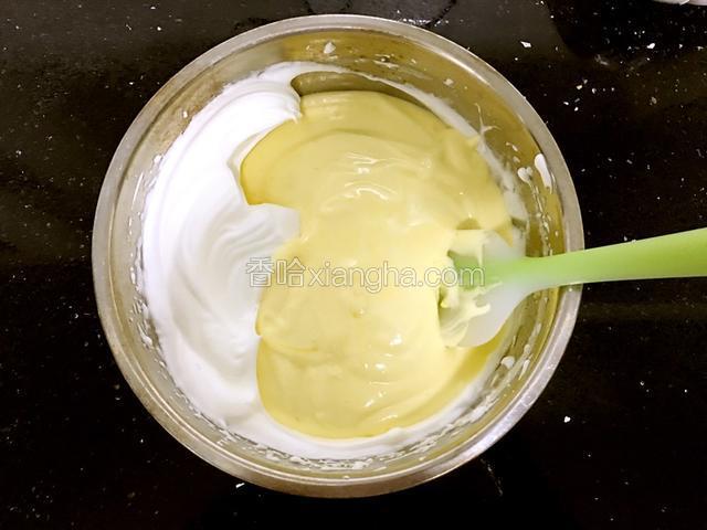 最后把蛋黄糊倒入剩余的蛋白霜中，翻拌均匀。