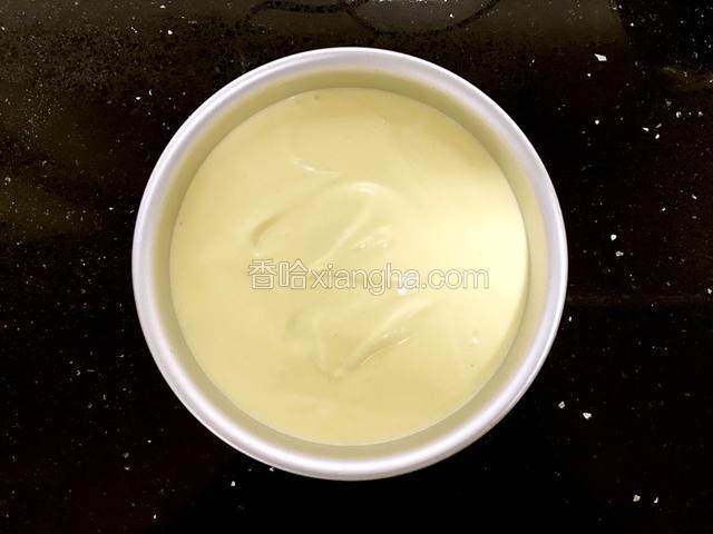 烤箱130度预热。倒入6寸的戚风模具中。垂直状在桌面上轻震几次，震出面糊内部的气泡。