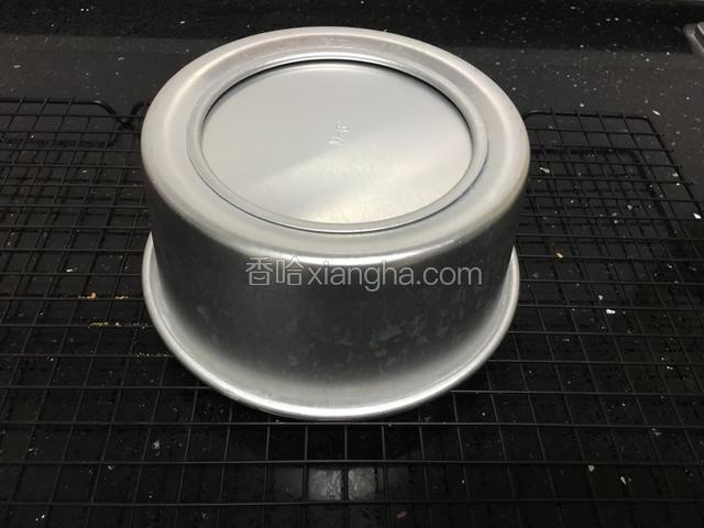 模具放入烤箱倒数第二层。烤制50分钟。在设置烤箱温度150度，烤制10分钟。时间到后，蛋糕取出,用牙签扎一下,牙签上面不沾蛋糕湿粉，蛋糕烤就烤好了。倒扣烤网上晾凉脱模。