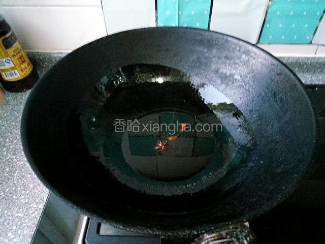 锅中放少许食用油，油热炸香大料