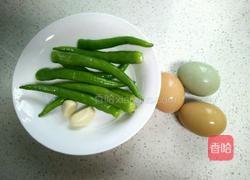 尖椒炒荷包蛋的做法图解1