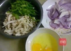 白玉菇青椒炒鸡蛋的做法图解2