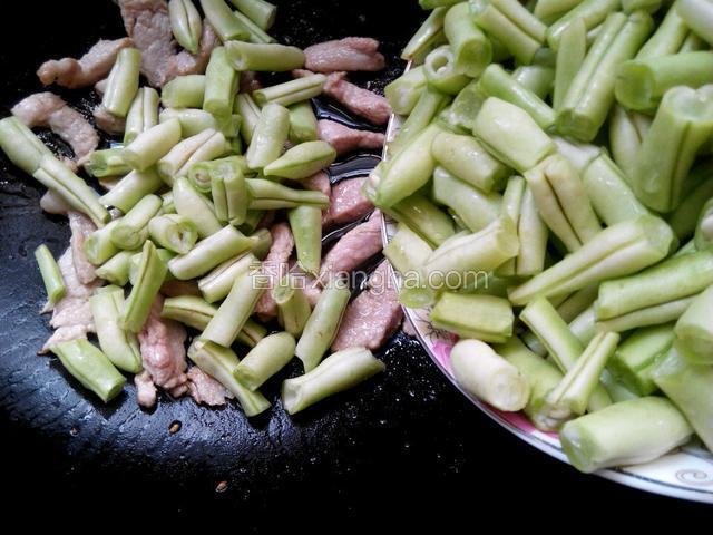 倒入扁豆角倒入锅中翻炒一下。