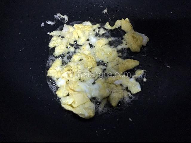 锅中倒入适量油烧热后倒入鸡蛋液煎熟后用锅铲铲散盛出备用