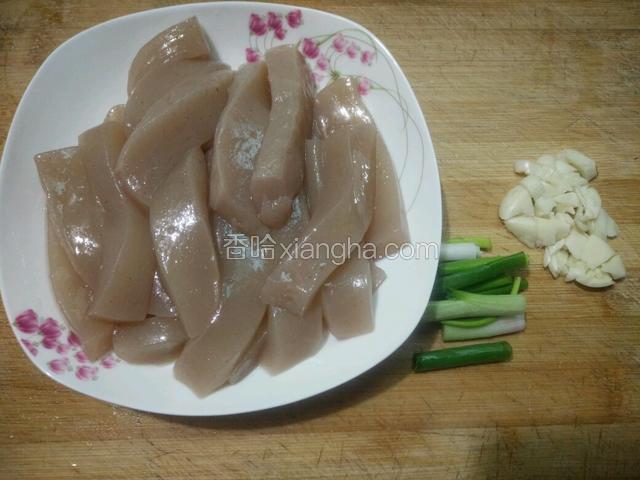 洗净食材:蘑芋切粗条，蒜切末，葱切段