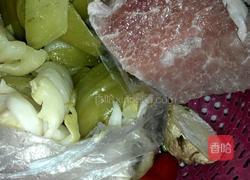 咸菜炒肉片的做法图解1