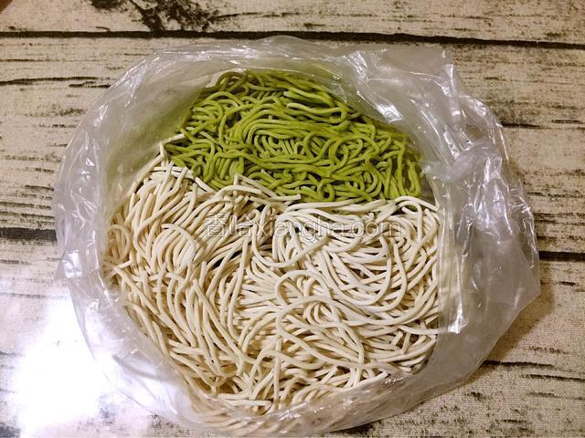 双色面条备好