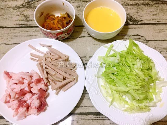 鸡蛋打散、五花肉、肉卷、卷心菜菜切成丝、榨菜打开放入锅中备用